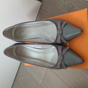 Greige ribbon trimmed pumps size 6.5